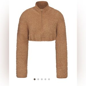 skims cozy knit cropped pullover - camel